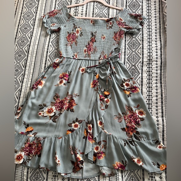 NWOT- Off the shoulder Flowered Dress - Picture 3 of 11